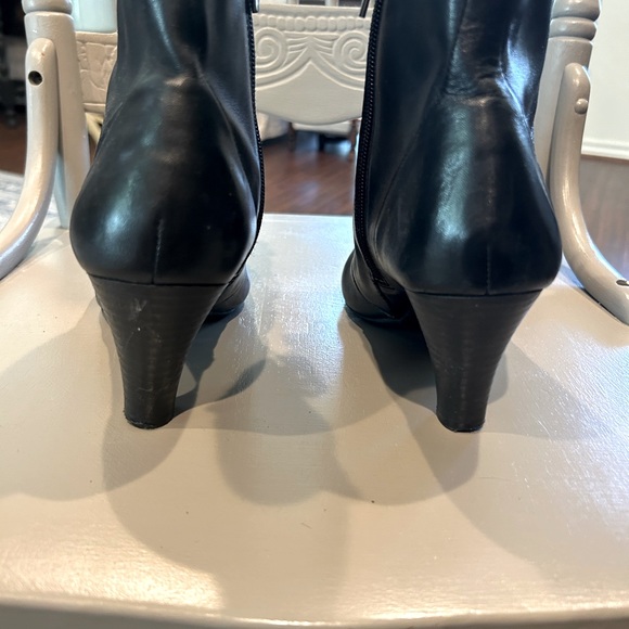 Black leather Bandolino size 8M lace up with 3 inch heels. In great shape! - Picture 4 of 7